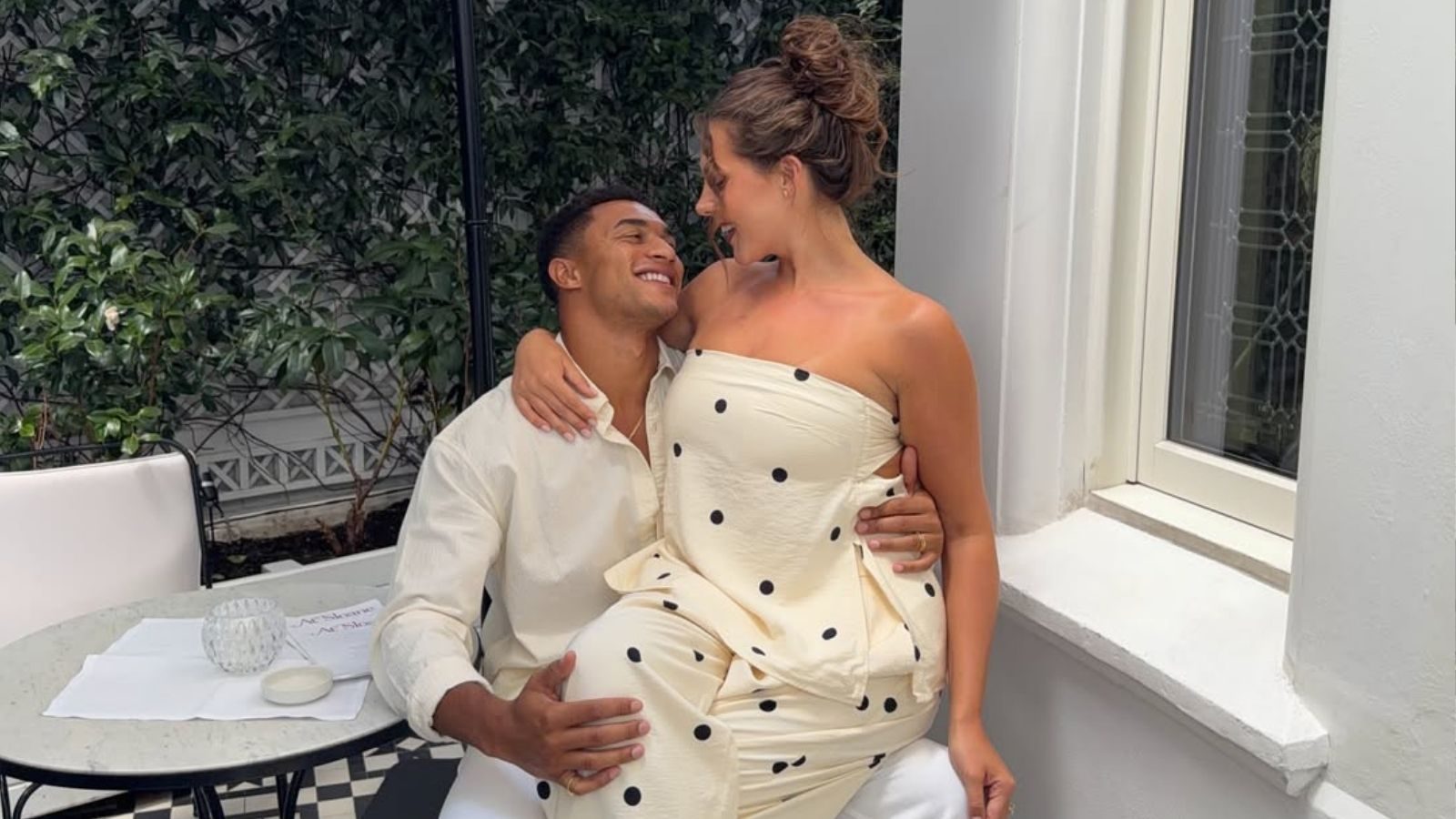 Man en vrouw kijken verliefd naar elkaar.