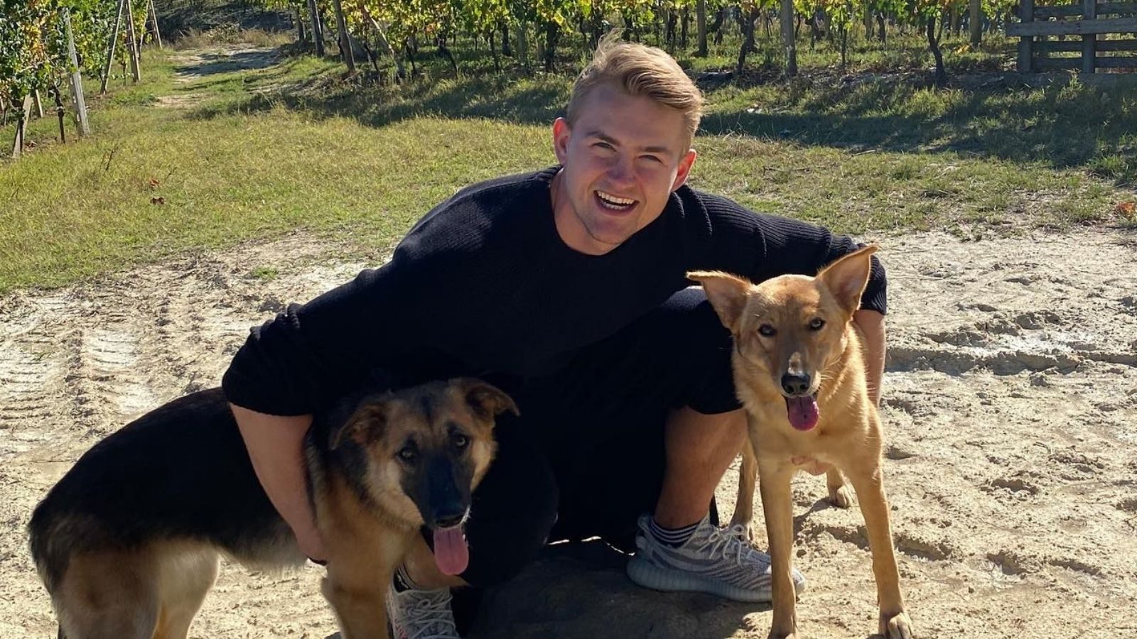 Matthijs de Ligt met honden.
