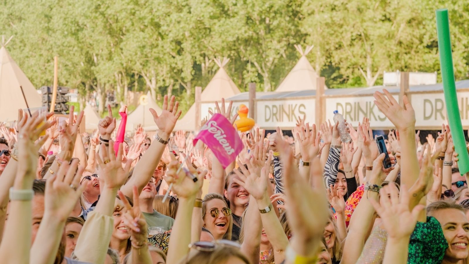 Mensen op een festival.