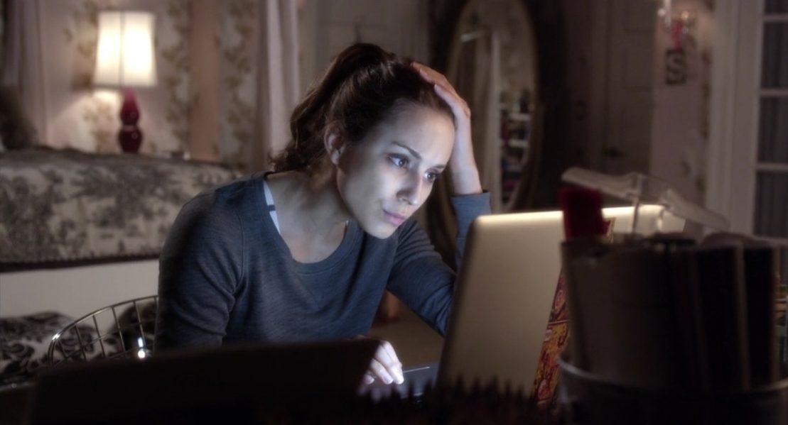 Vrouw achter de computer.