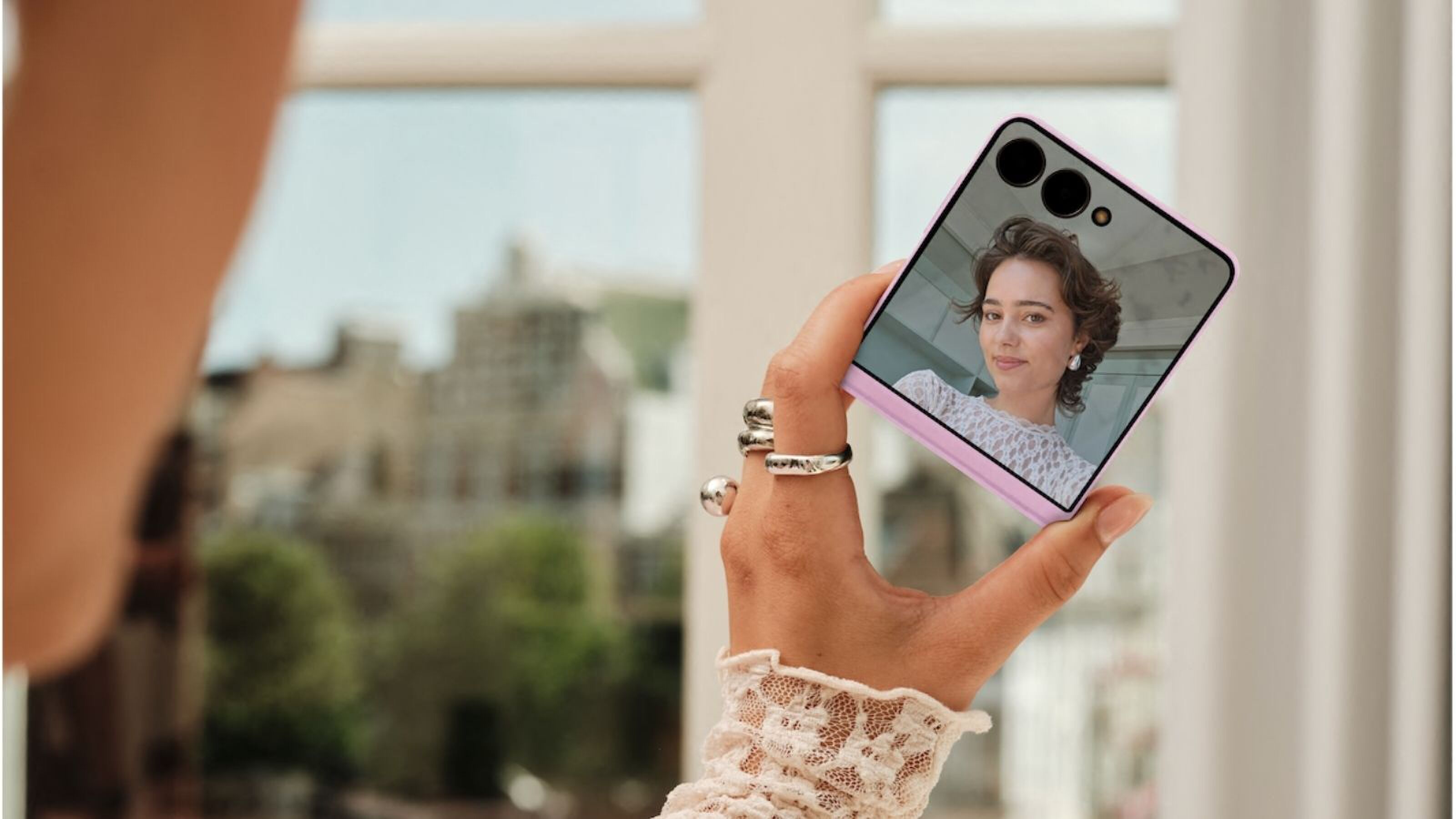 Vrouw met een Samsung smartphone.