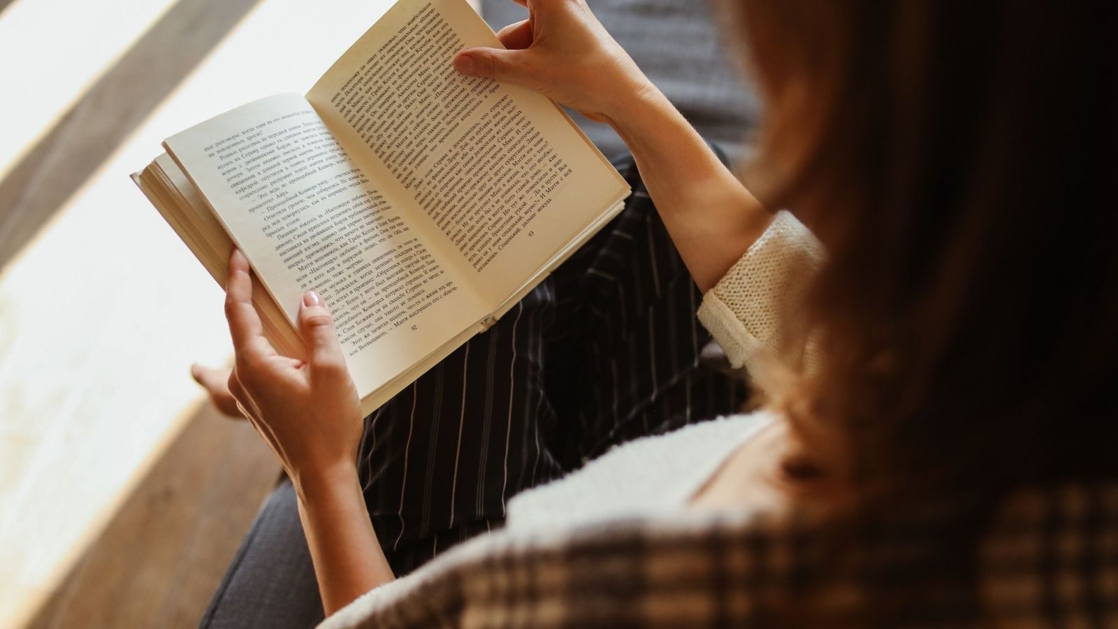 Vrouw leest een boek.