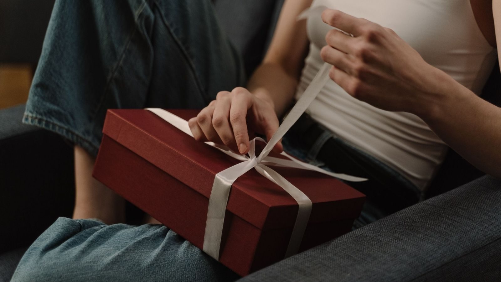 Vrouw pakt cadeautje uit.
