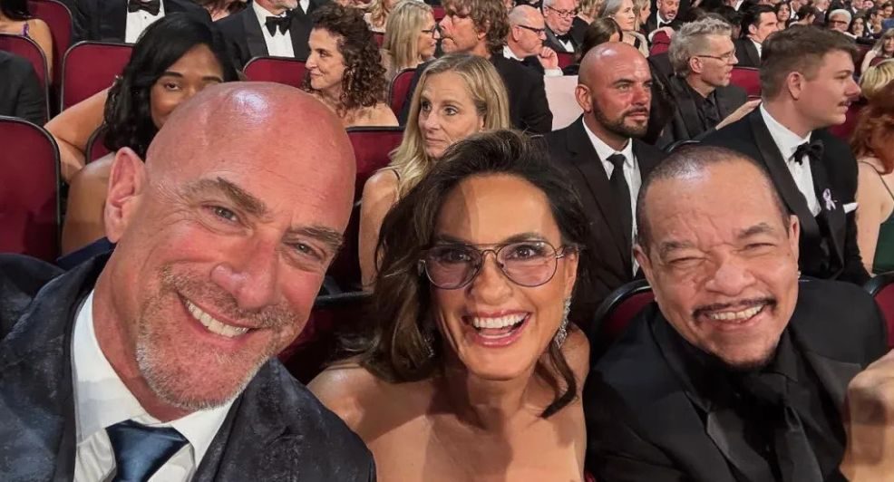 Christopher Meloni, Mariska Hargitay, en Ice-T maken een selfie.