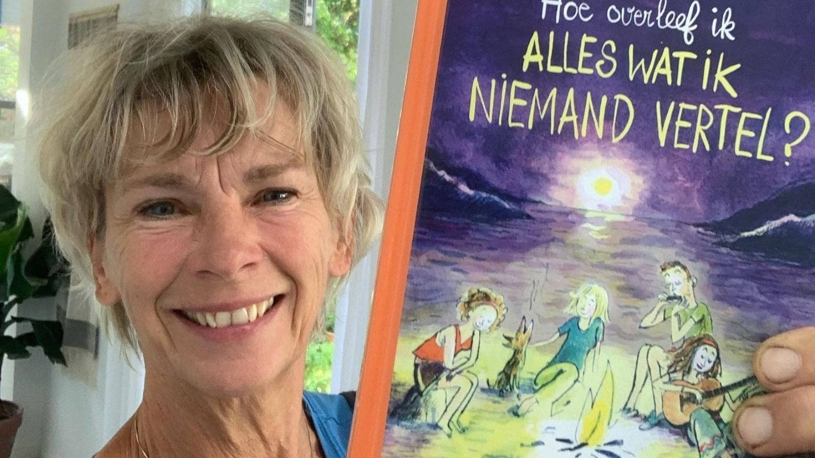 Francine Oomen met haar boek.