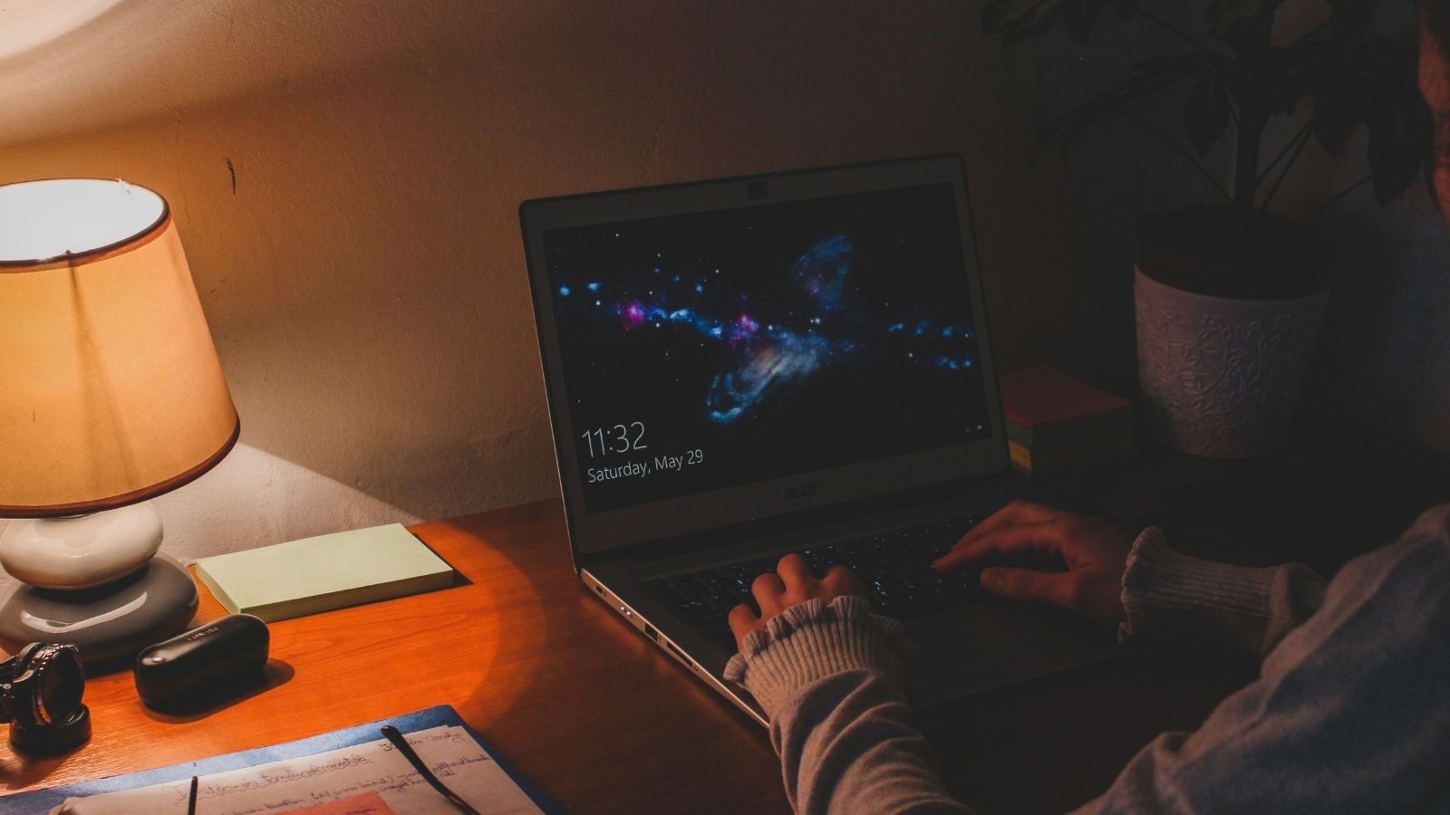 Vrouw op een computer.