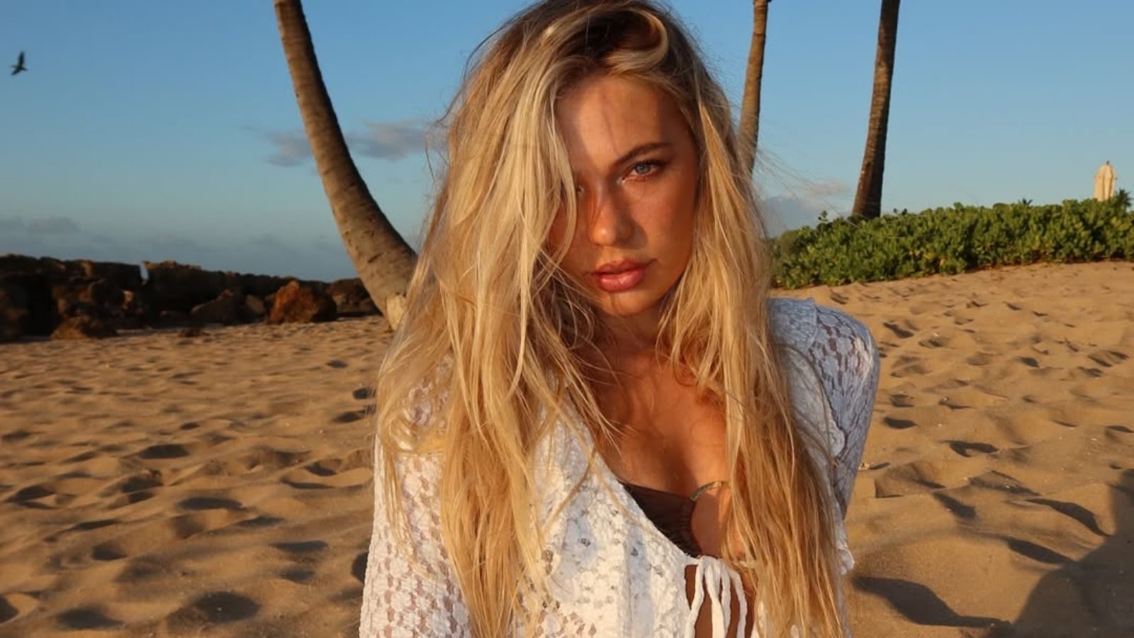 Jutta Leerdam op het strand.