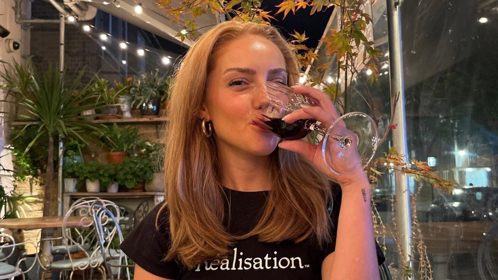 Vrouw drinkt wijn.