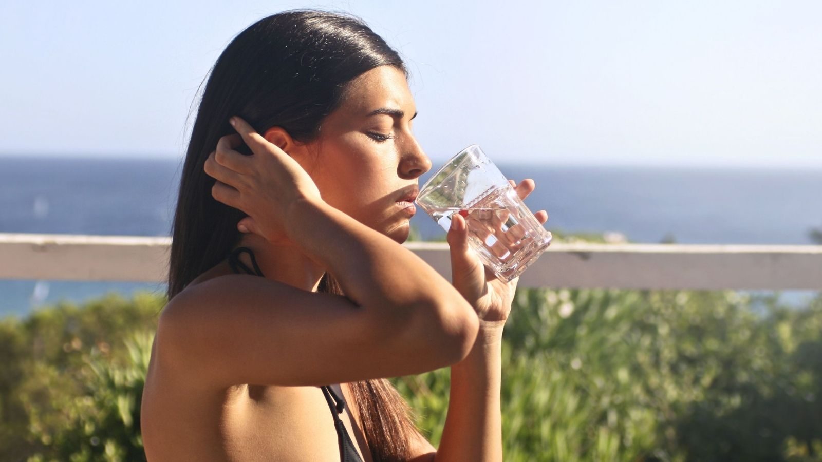 Vrouw drinkt kraanwater.