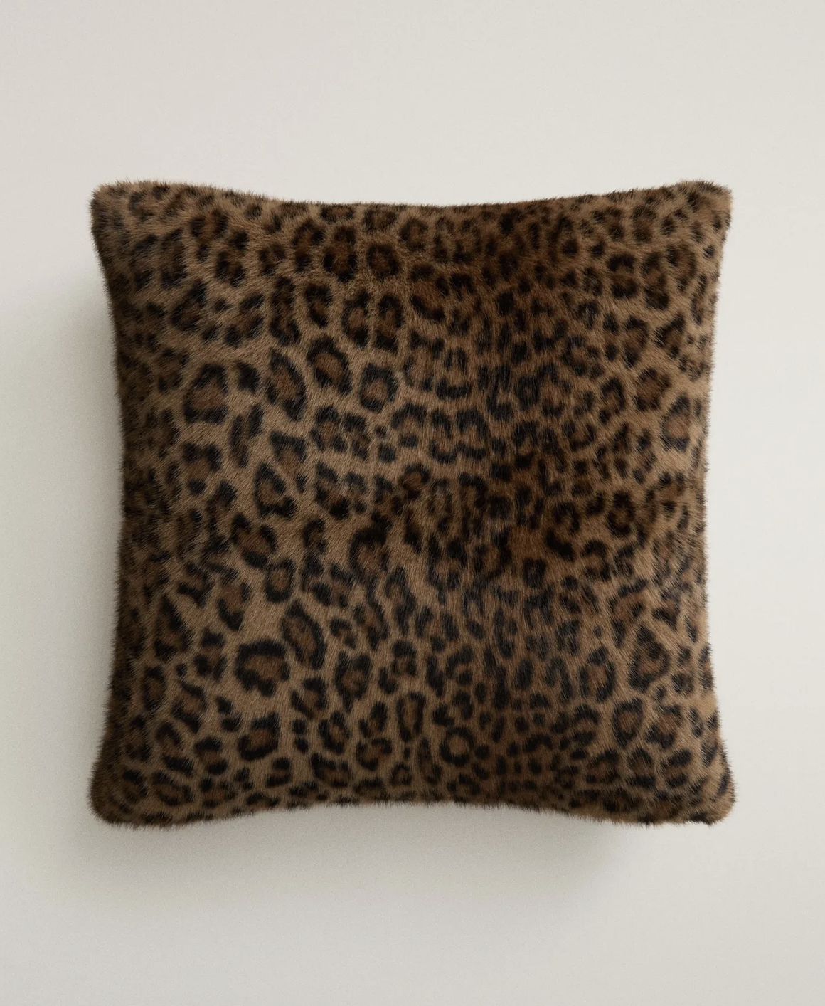Sierkussen met dierenprint.