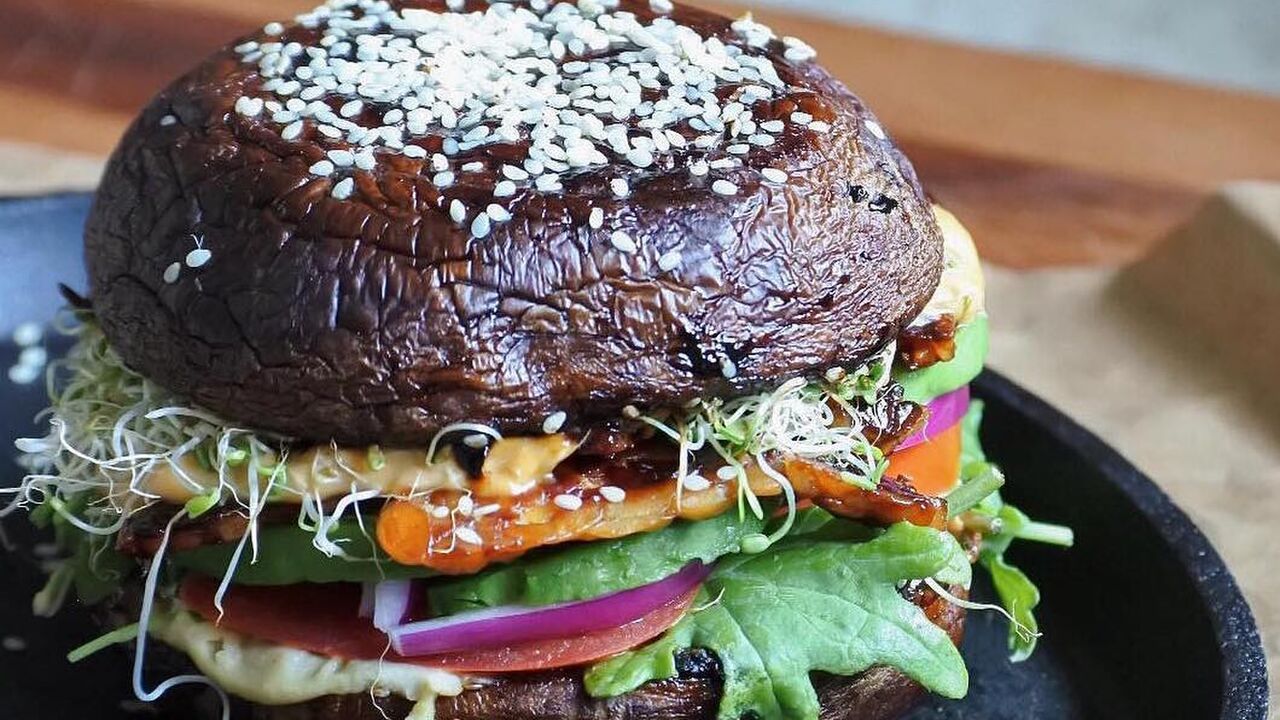 Illustratie voor: Deze portobello burger is onweerstaanbaar lekker én gezond