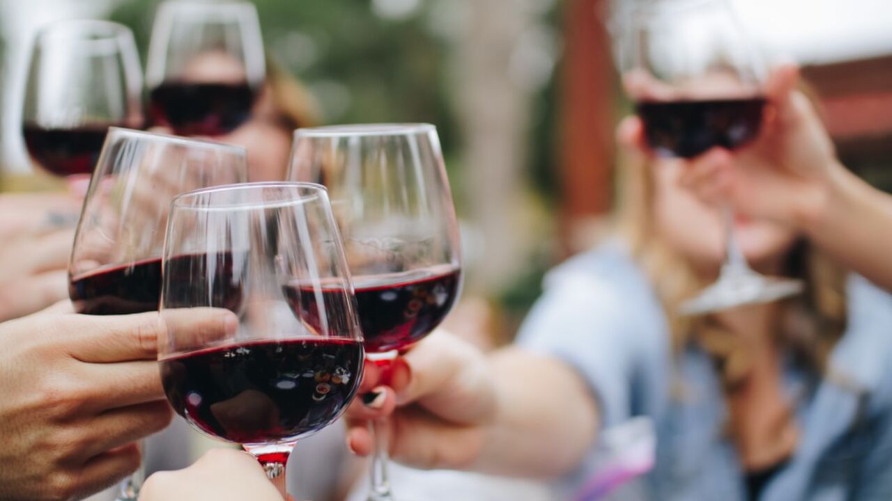 Illustratie voor: Zo drink je rode wijn zonder rode tanden of lippen te krijgen