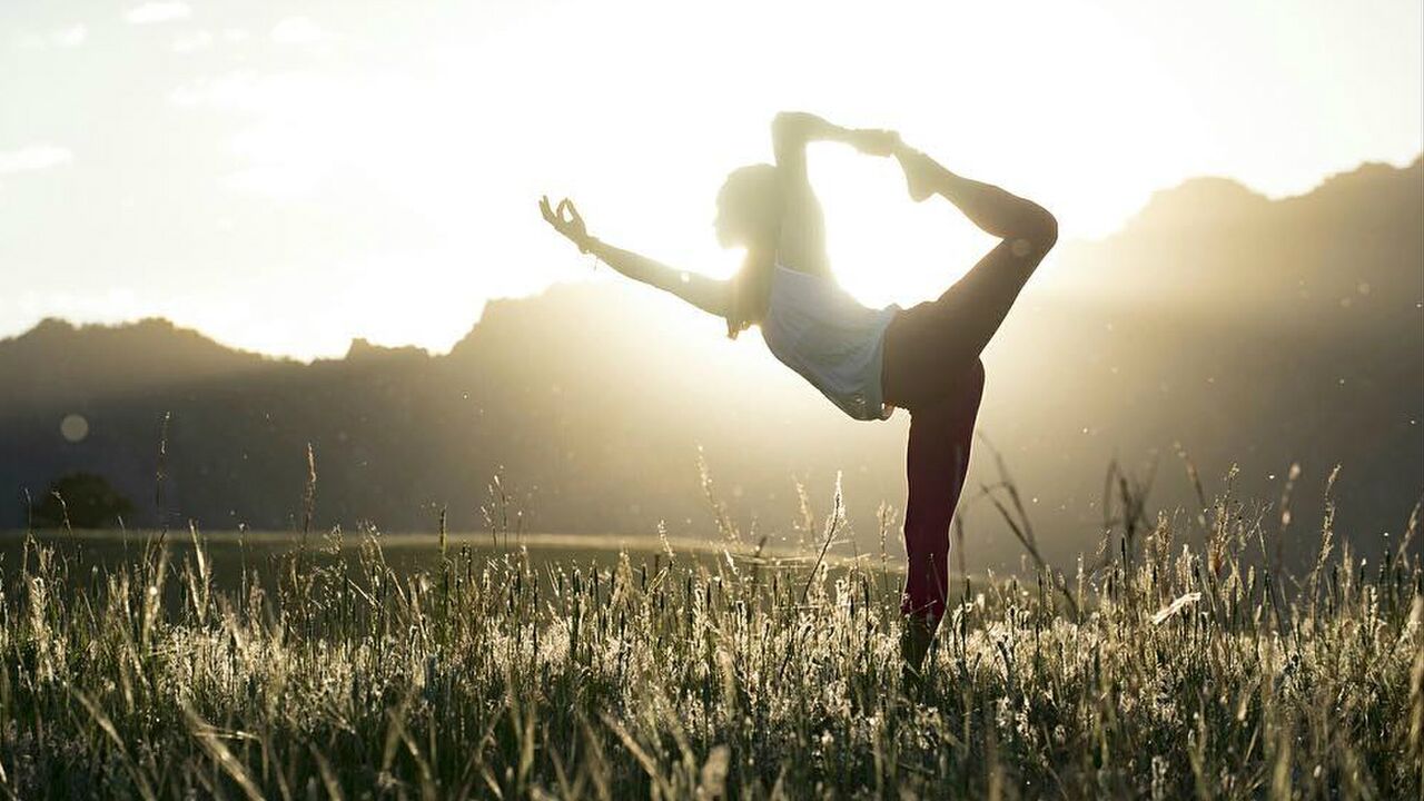 Illustratie voor: Beginnen met yoga? Zo voer jij de perfecte Zonnegroet uit