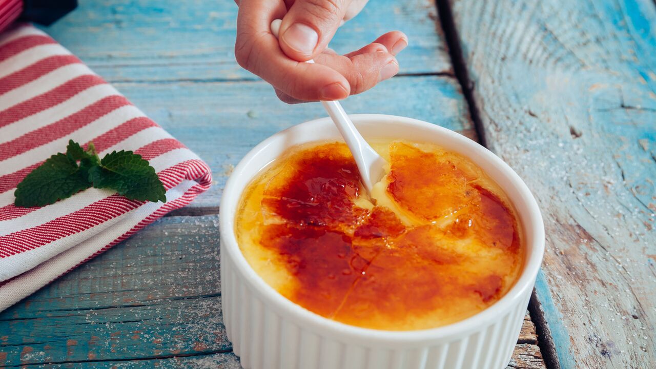Illustratie voor: Dit gezondere receptje voor crème brûlée is hemels
