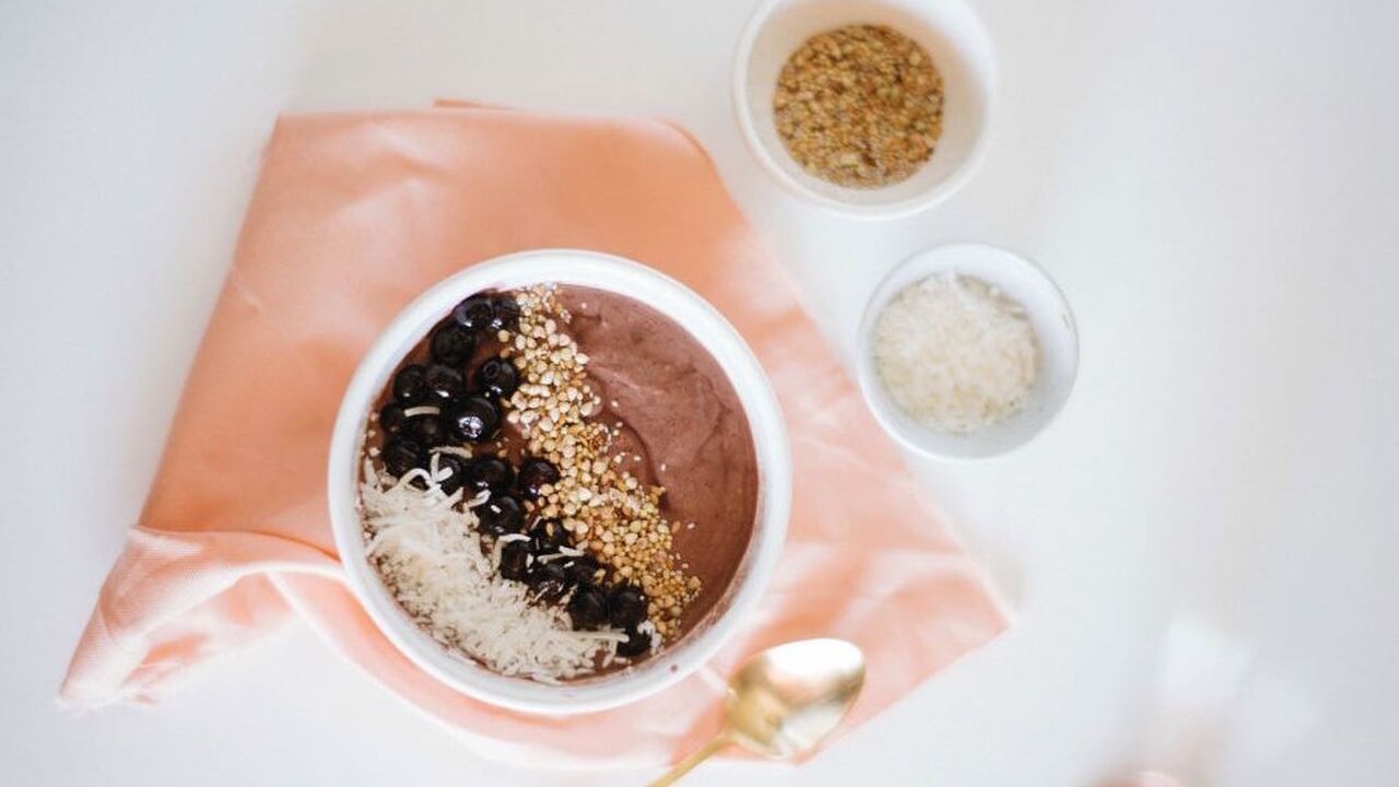 Illustratie voor: Deze Mango Açai Smoothie Bowl is zeker het proberen waard