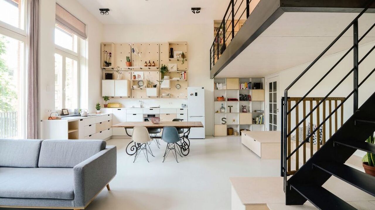Illustratie voor: Dit klaslokaal in Amsterdam is omgetoverd in een familiehuis