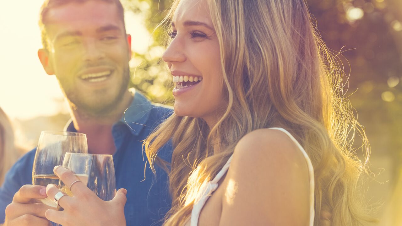 Illustratie voor: Het perfecte excuus: alcohol maakt je aantrekkelijker