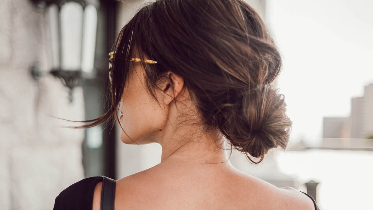 Illustratie voor: Zo maak jij de perfecte messy bun in 5 stappen