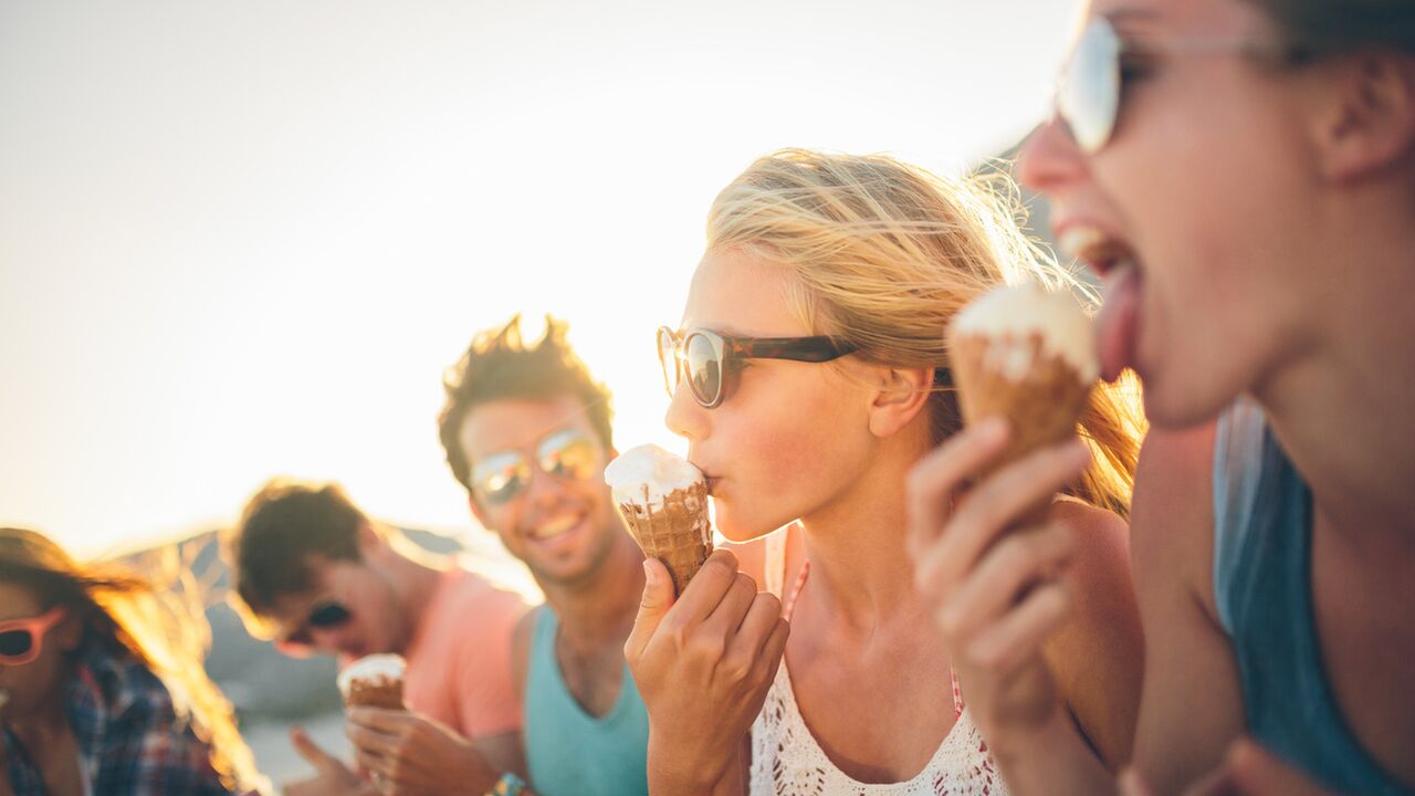 Illustratie voor: Hét wondermiddel voor de zomer: ijs dat je kater laat verdwijnen