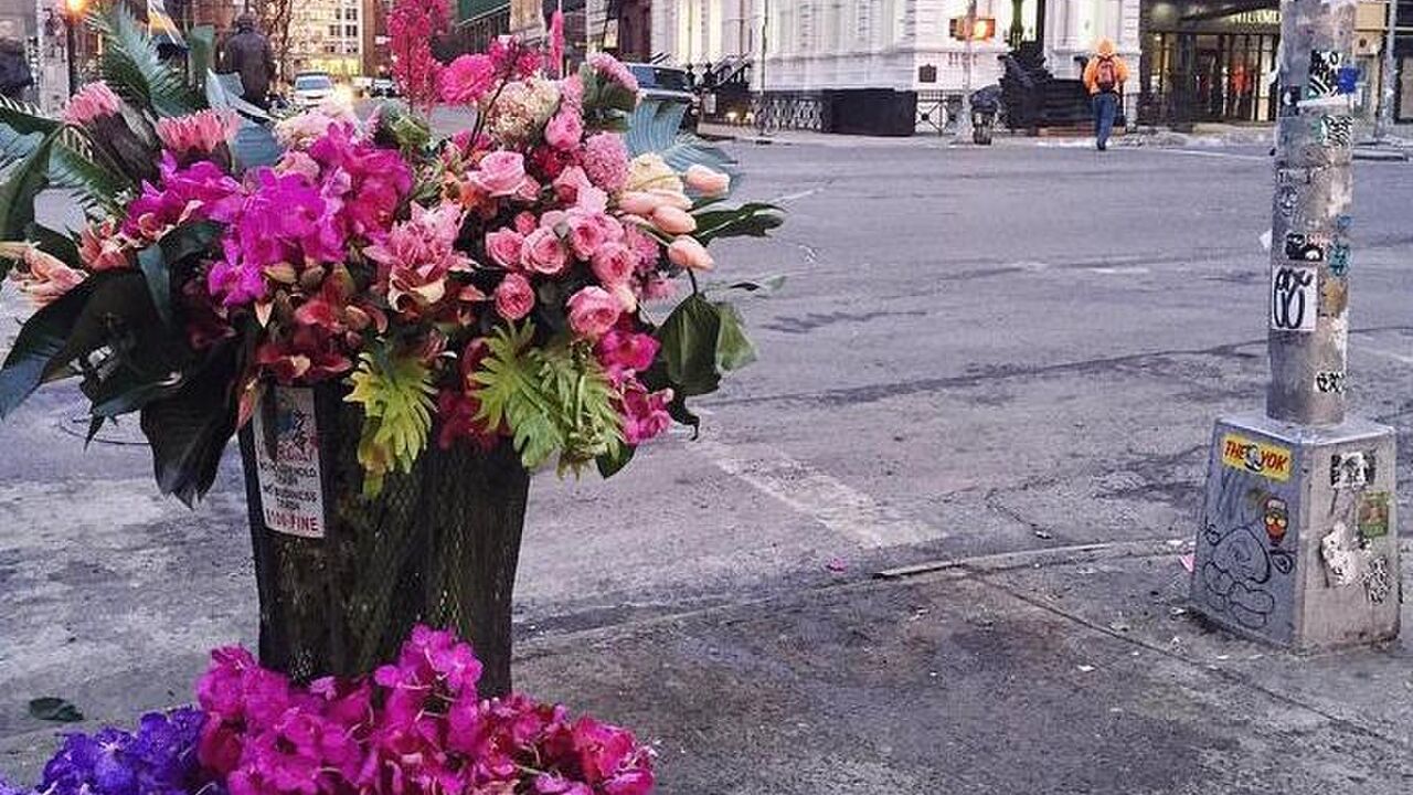 Illustratie voor: Deze man tovert prullenbakken om tot prachtige bloemenvazen
