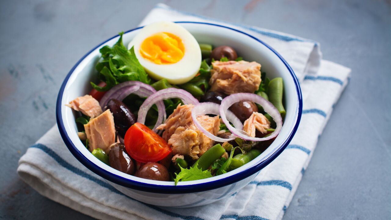 Illustratie voor: Salade niçoise: het perfecte maal voor op een zonnige dag