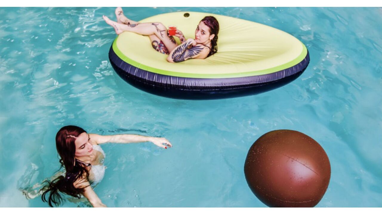 Illustratie voor: De opblaasbare avocado: de musthave voor deze zomer