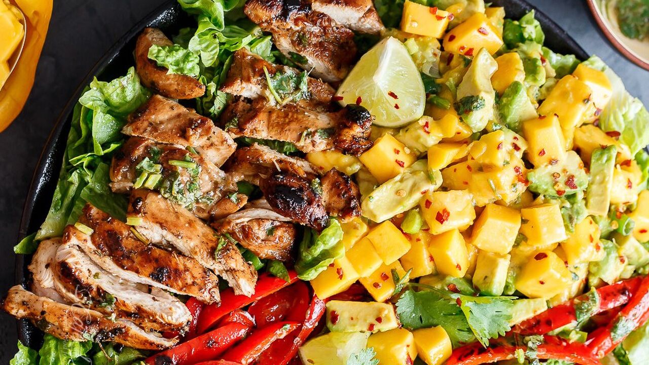 Illustratie voor: Deze frisse mango-kip salade is voedzaam, makkelijk en eiwitrijk