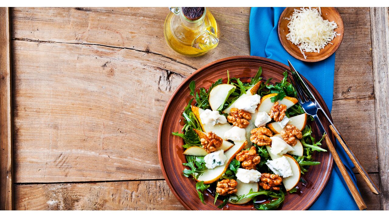 Illustratie voor: Dit recept voor een zomerse salade met peer wil je deze week maken