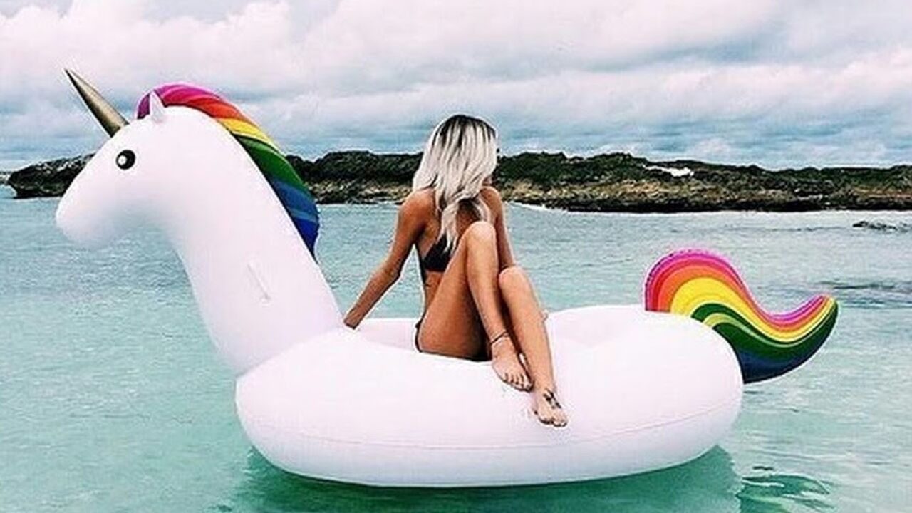 Illustratie voor: Je kan nu dobberen op deze opblaasbare unicorn voor maar 12 euro