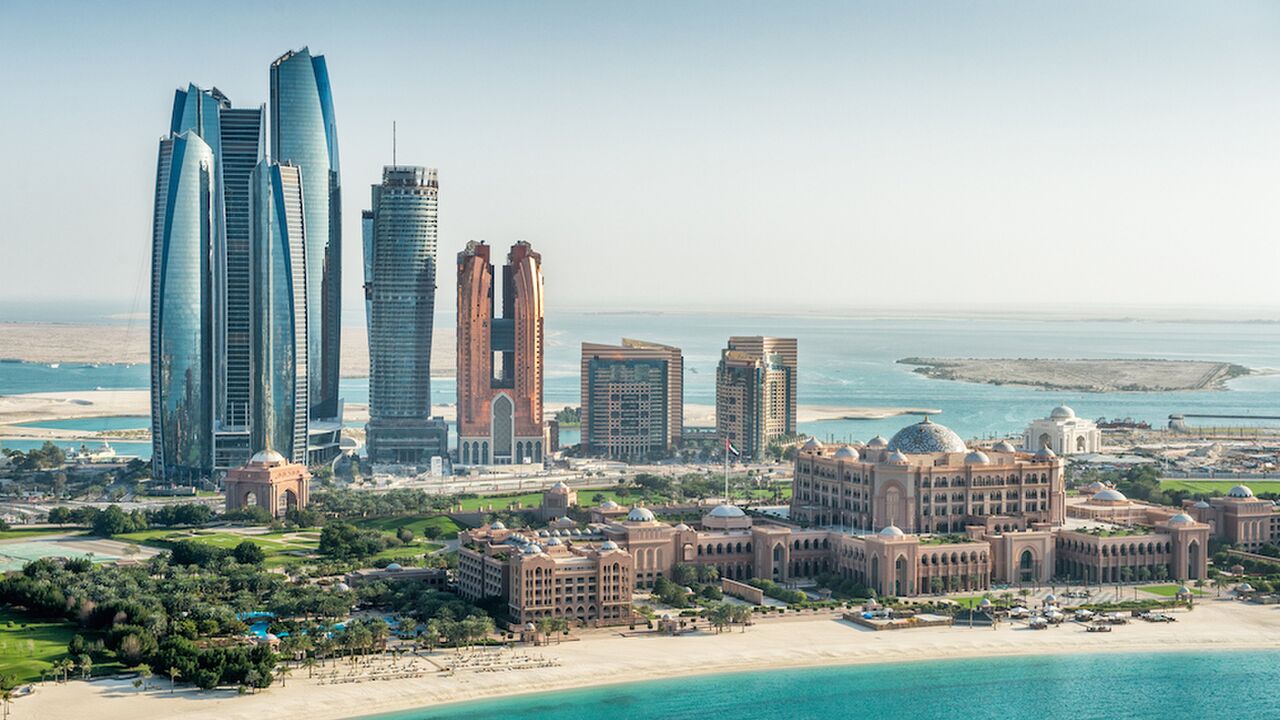 Illustratie voor: Ben jij verpleegster? Voor 5000 euro per maand kun je in Abu Dhabi werken