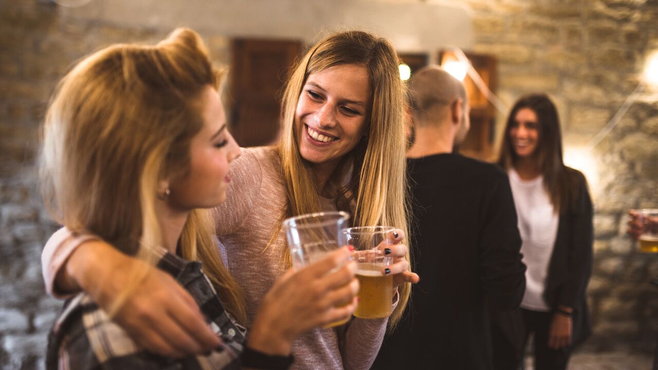 Illustratie voor: #26 Dat dus: Aan de bar bier bestellen…