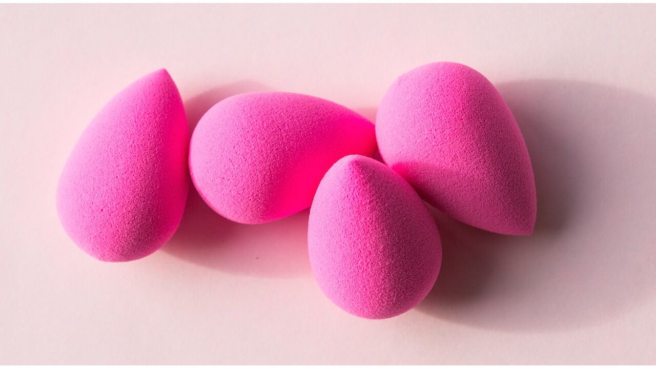 Illustratie voor: Die beautyblender is handig maar zorg dat je deze fouten niet maakt