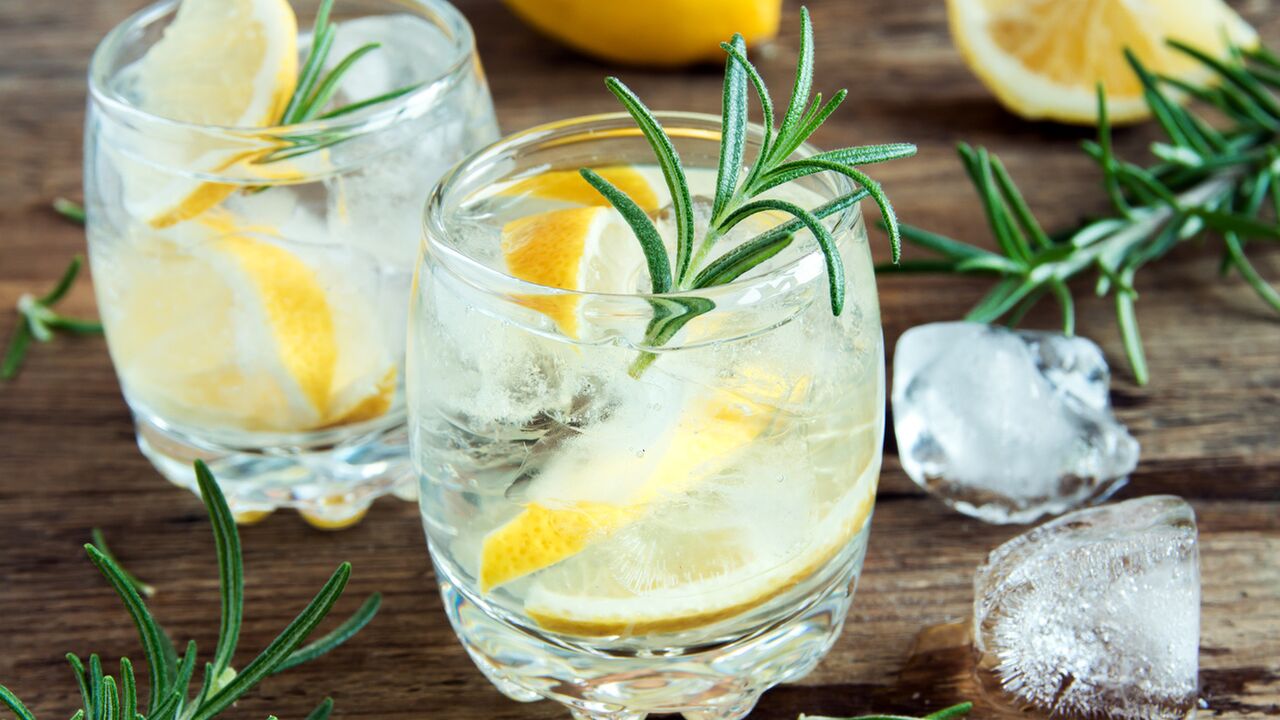 Illustratie voor: Met hooikoorts het terras op? Kies voor een gin-tonic!