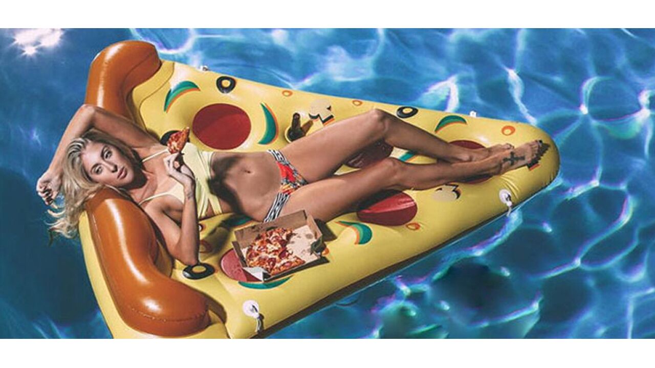 Illustratie voor: Met deze opblaasbare pizza kun jij zorgeloos de zomer doorbrengen