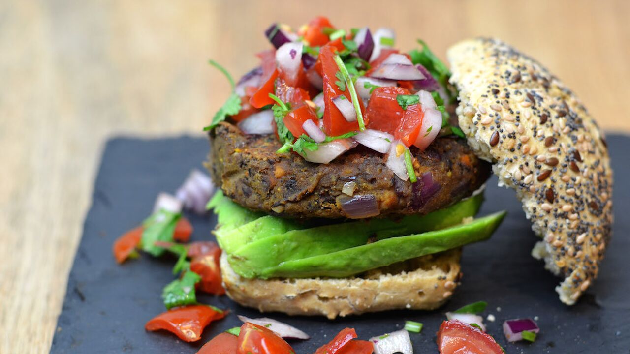 Illustratie voor: Uit de oven of van de bbq: zo maak je de lekkerste vegan burgers