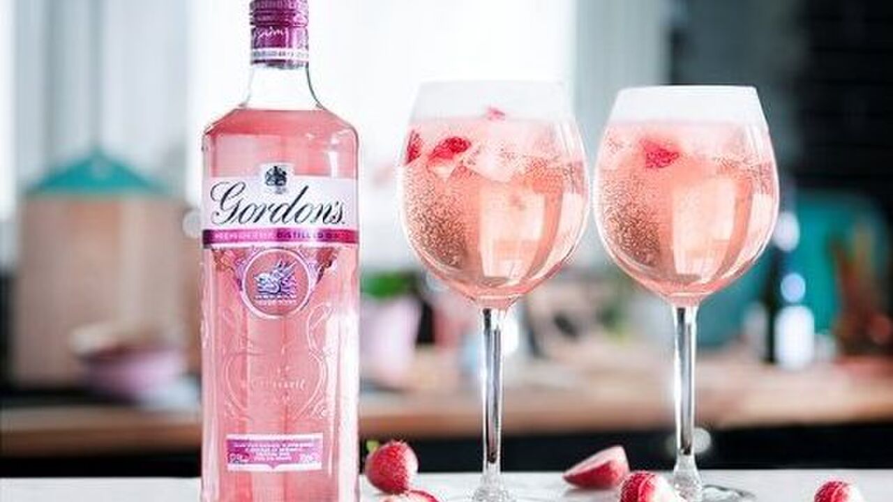 Illustratie voor: Deze roze Gin & Tonic maakt je weekend compleet