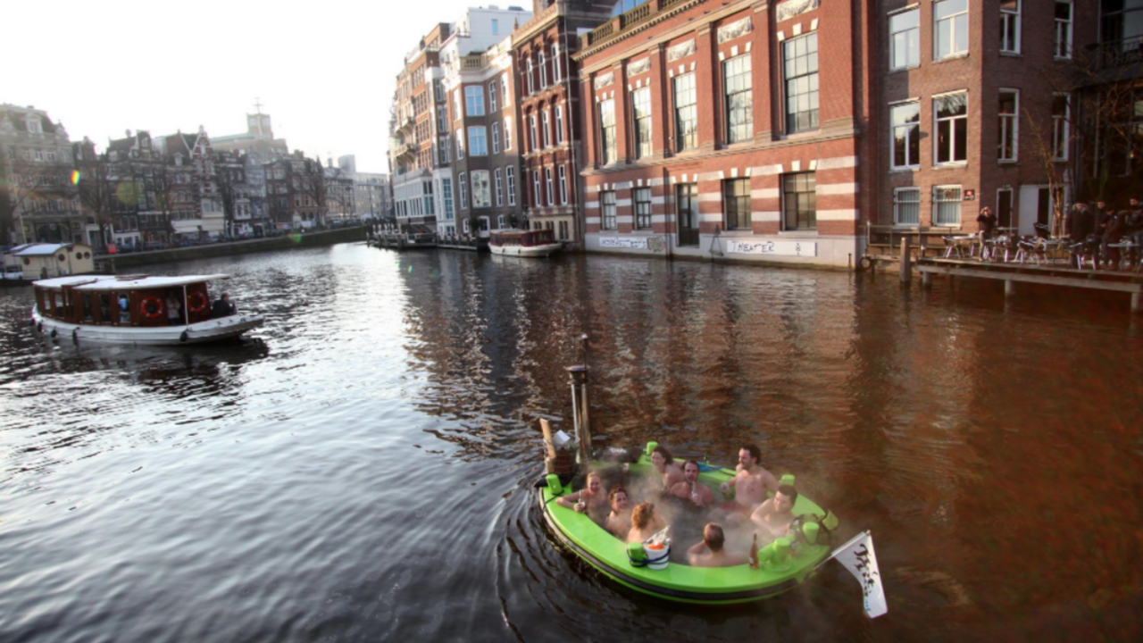 Illustratie voor: Te leuk: je kan met je vriendinnen over de Maas varen per jacuzzi