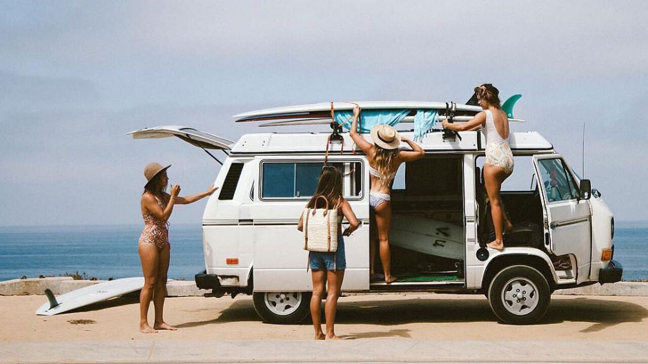 Illustratie voor: De ultieme surf-roadtrip door Europa voor jou en je vriendinnen