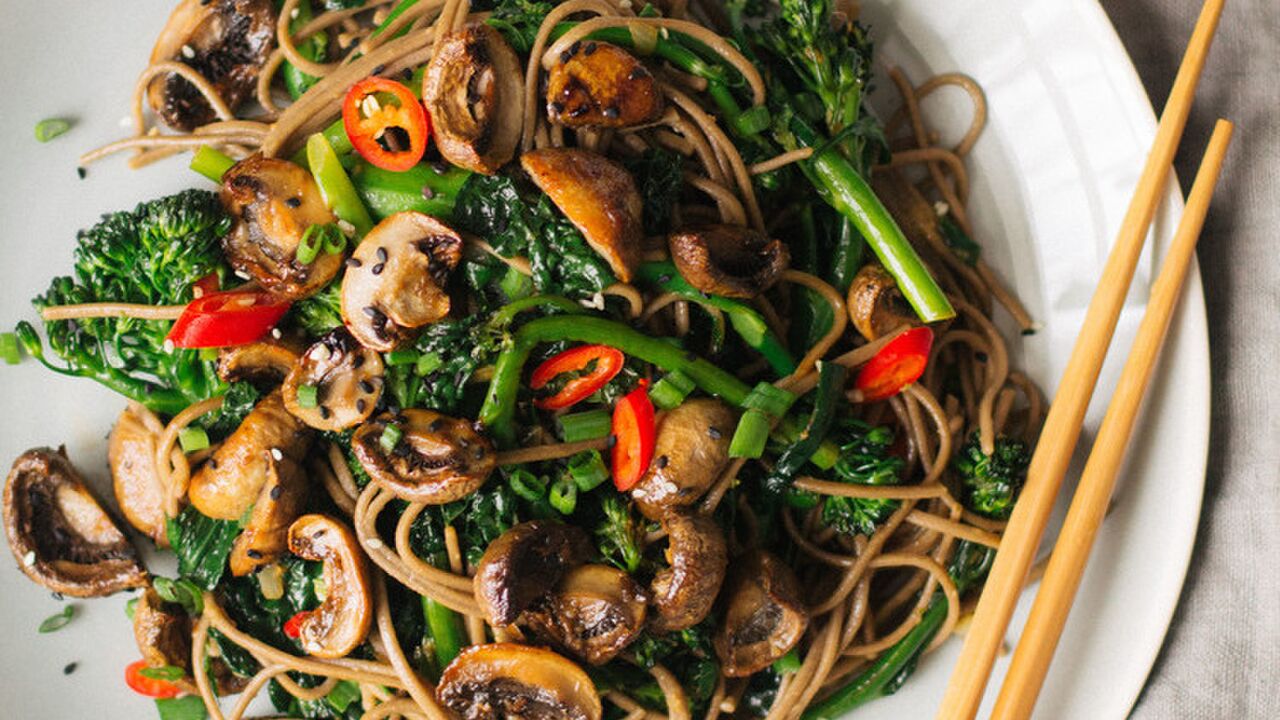 Illustratie voor: Gezond het weekend in: geroosterde teriyaki champignons met sobanoedels