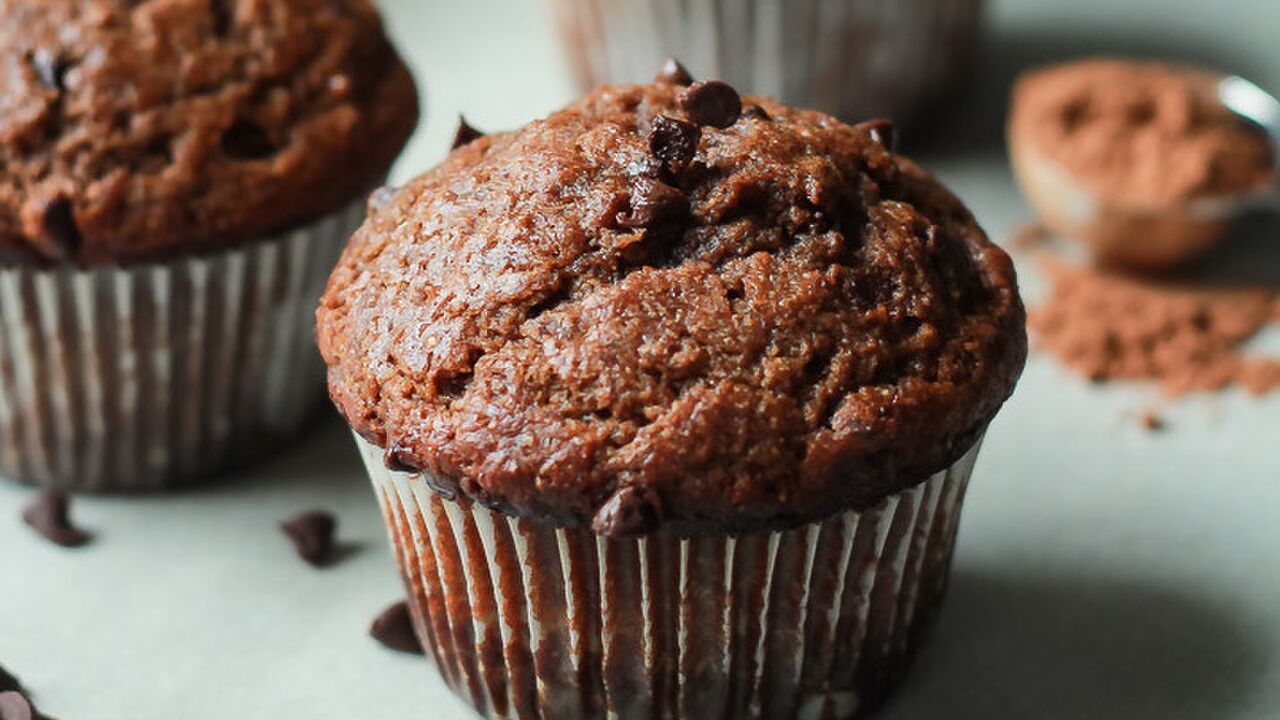 Illustratie voor: Ontbijten is nog nooit zo lekker geweest met deze gezonde banaan-choco muffins