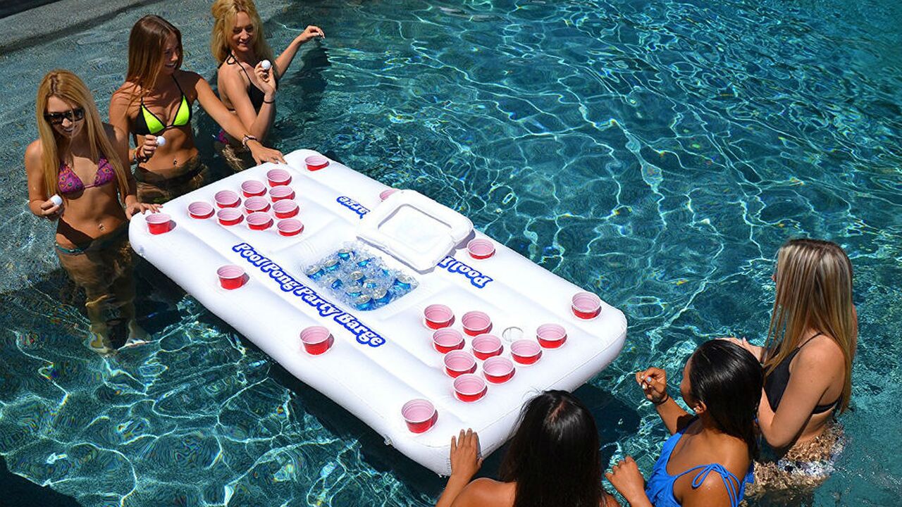 Illustratie voor: Met deze opblaasbare beer pong worden je pool parties nóg leuker