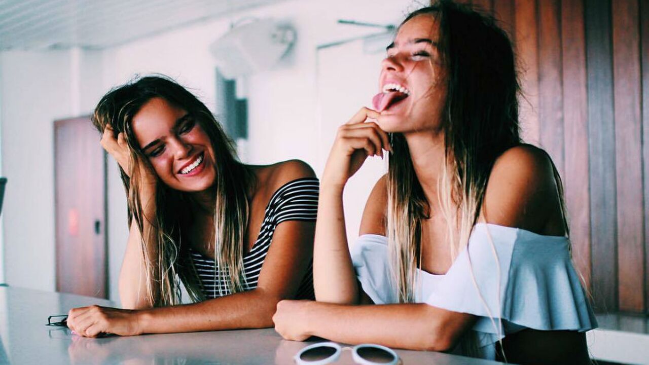 Illustratie voor: Zo ben jij de perfecte wingwoman voor je vriendin