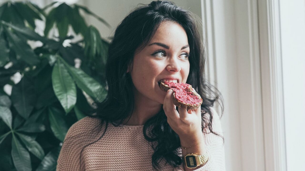 Illustratie voor: Roze bietenspread ziet er niet alleen mooi uit, het is ook nog eens verrassend lekker!