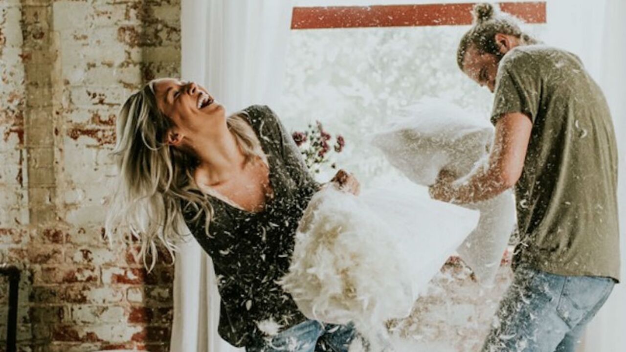 Illustratie voor: Thuisblijven tijdens een date is vanaf nu niet meer saai