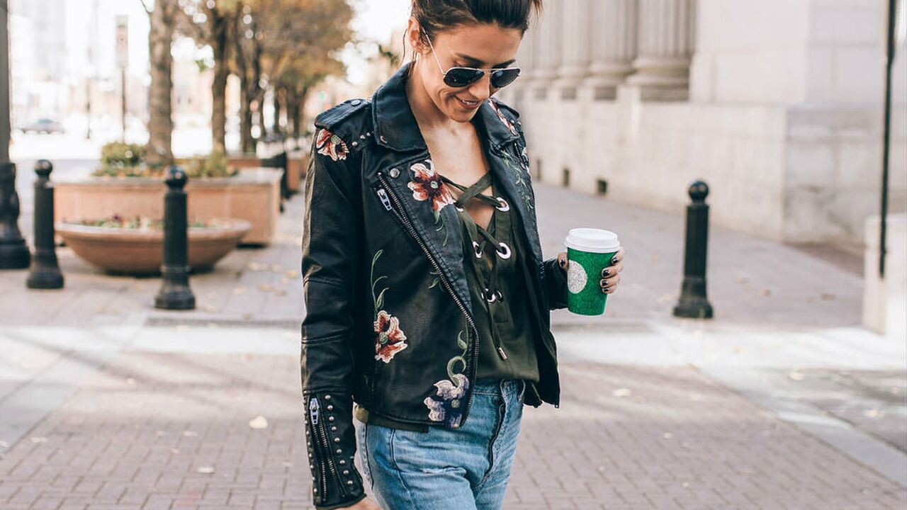 Illustratie voor: 4 verschillende looks met een leren jas