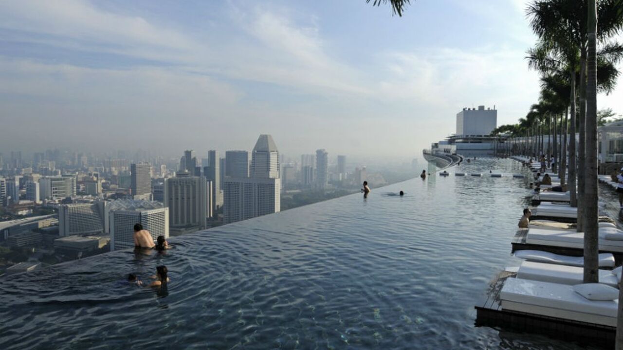 Illustratie voor: Zwemmen op de 55ste etage van een wolkenkrabber doe je in Singapore