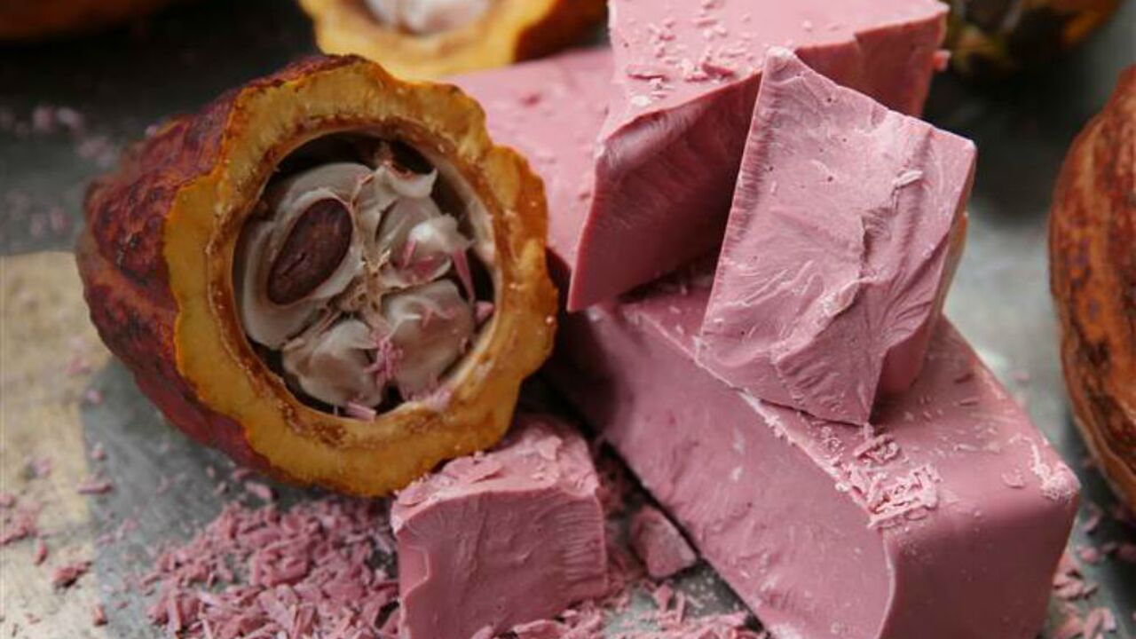 Illustratie voor: Er is nu roze chocolade en dit wil je proeven!