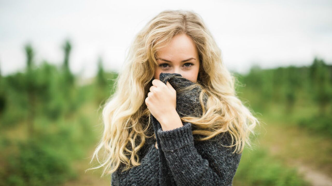 Illustratie voor: De ideale sweaters die je warm houden met dit sombere weer
