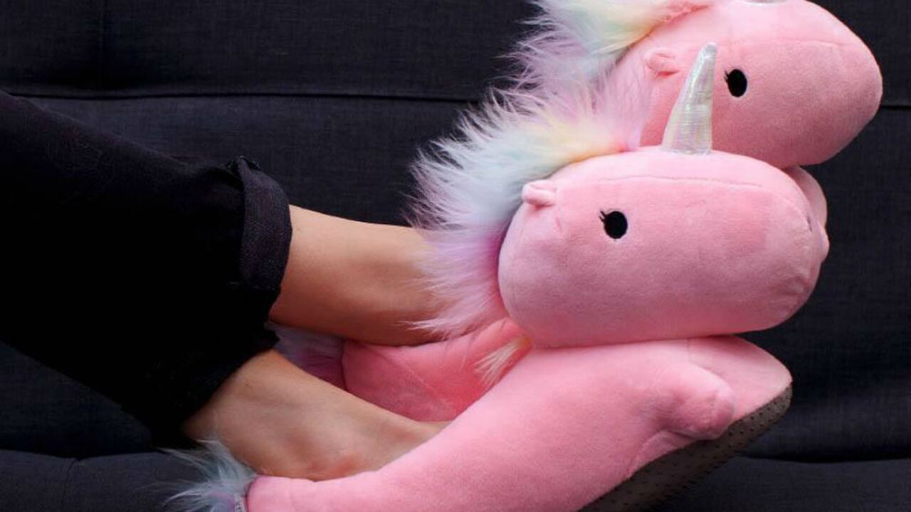 Illustratie voor: Stijlvolle én warme voeten met deze verwarmde unicorn sloffen!