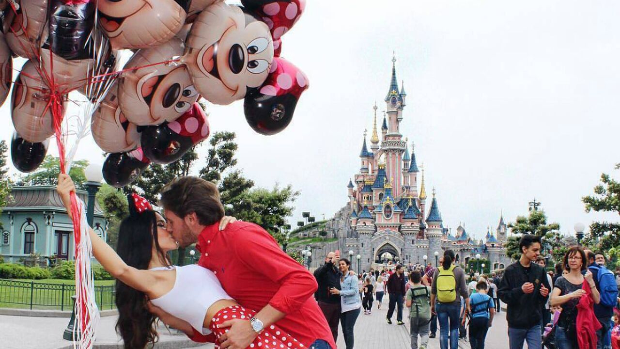 Illustratie voor: Vind je prins op het witte paard op deze Disney datingsite